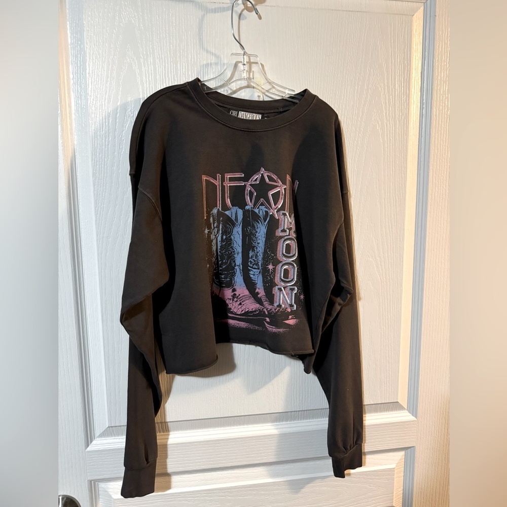 Girl Dangerous Brand. Super cute long sleep crop shirt.